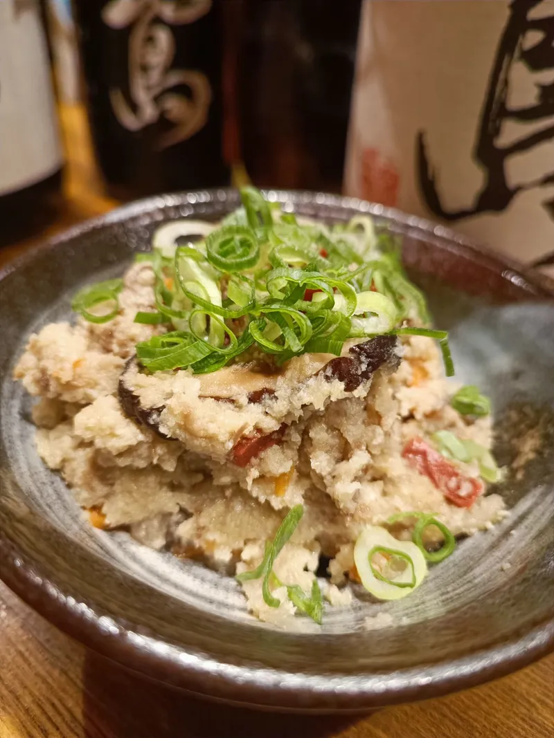 近江牛スジと赤蒟蒻の卯の花